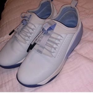 Clove nursing shoes Grey matter